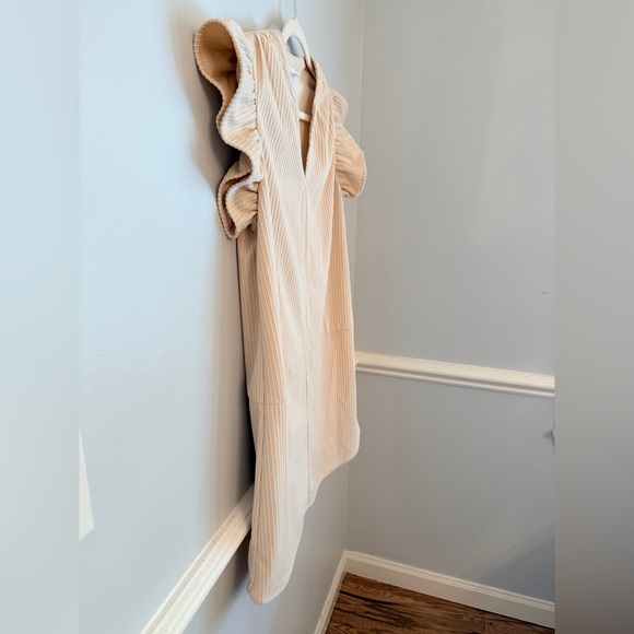 THML Cream V-Neck Shift Dress with Ruffle Sleeves Size Small - Picture 4 of 10